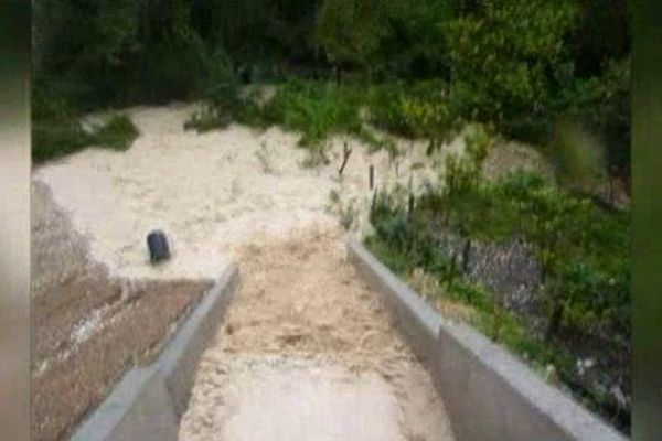 Des images réalisées par un amateur près de l'Auxance lors d'un fort orage.