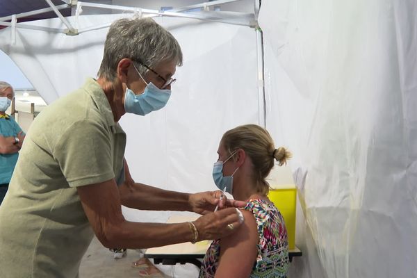 Le centre de vaccination au Palais des Congrès de Soulac-sur-mer est ouvert tout l'été. 