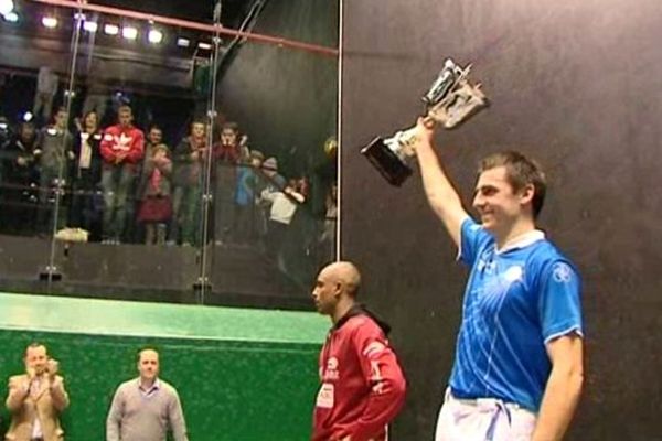 Pascal de Ezcurra, vainqueur du championnat de France main nue face au géant cubain Waltari.