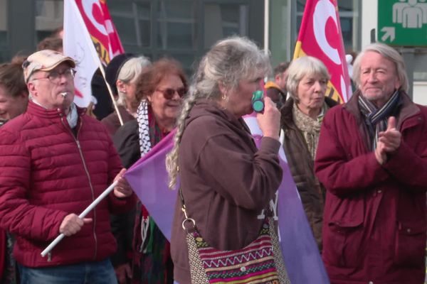 Une soixantaine de personnes manifestent en soutien aux migrants stationnés dans un camp à Ouistreham (Calvados), le 13 mars 2024, devant le siège du syndicat mixte des Ports de Normandie, à Saint-Contest (Calvados). Les protestataires craignent que le syndicat mixte ne réclame l'expulsion du camp, installé sur un terrain qui lui appartient.