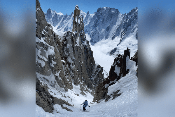 La ligne "Vire de Lune" sur l'Aiguille du Chardonnet, dans le massif du Mont-Blanc, n'avait pas été réalisée depuis sa première en 2016 par Kilian Jornet et Vivian Bruchez.