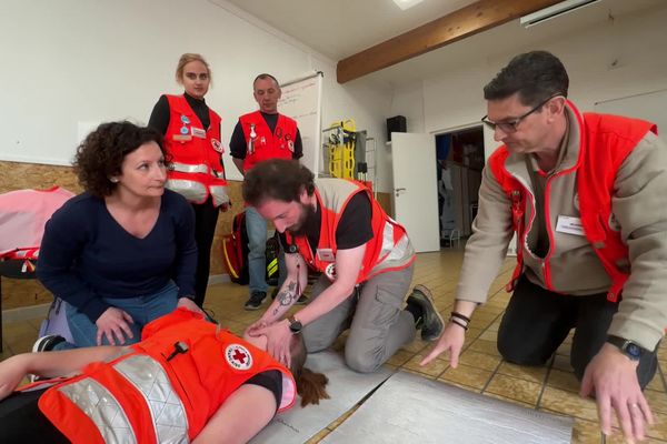 Les apprentis équipiers secouristes de la Croix-Rouge apprennent les bons gestes à effectuer en cas d'accident vasculaire cérébral