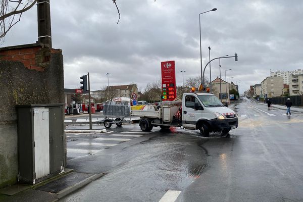 Le parking du Carrefour Market en partie entouré d'eau suite à une rupture de canalisation à Reims.