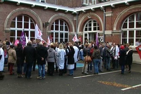 Les salariés de l'hôpital de Roubaix rassemblés ce mardi matin