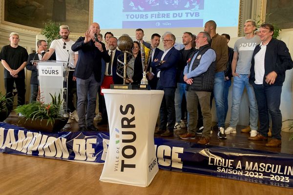 L'équipe du TVB fétée à l'hôtel de ville de Tours après avoir décroché leur neuvième titre de champion de France samedi 13 mai.