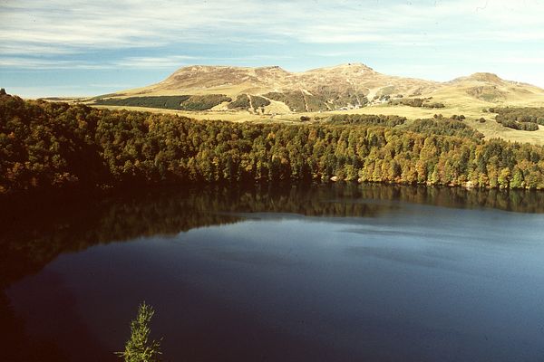 Le lac Pavin, l'un des plus beaux lacs d'Auvergne, situé à 1 200 mètres d’altitude, près de Besse dans le Puy-de-Dôme.