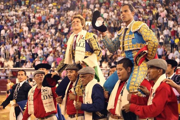 El Juli et Luis Bolívar sortent en triomphe des arènes Cali