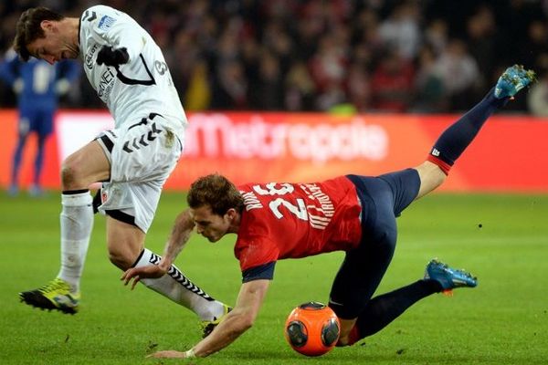 Nolan Roux à terre. Le LOSC battu par Reims 1-2.