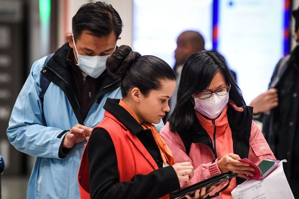 Des passagers de retour de Chine à l'aéroport de Roissy.