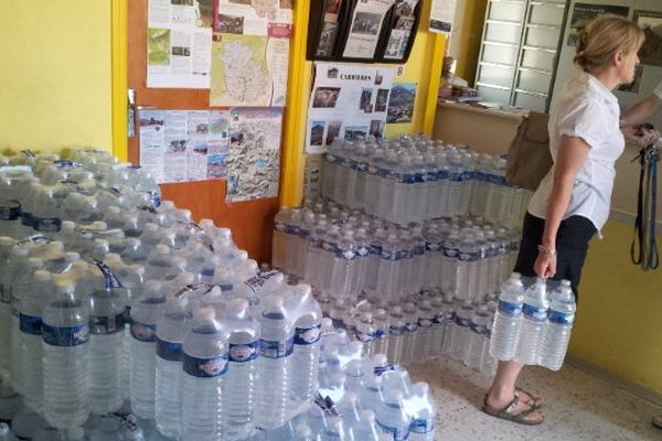 Cabrières (Hérault) - distribution d'eau en bouteille - 17 juin 2014.