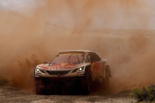 Sébastien Loeb a laissé échapper la victoire sur la 7e étape pour 48 secondes seulement, après 322 kms d'épreuves chronométrées.