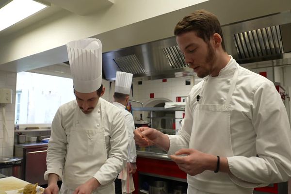 Le jeune chef Sébastien Tantot (à droite) contraint de fermer son restaurant gastronomique situé dans l'Oise.