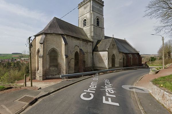 Le virage et l'église dans laquelle l'Opel Astra s'est encastrée, à Houdain dans la nuit du 21 au 22 novembre 2023.