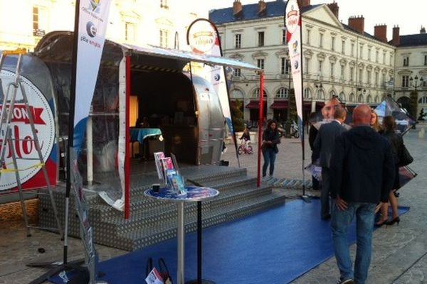 Bus de l'emploi place Sainte-Croix d'Orléans