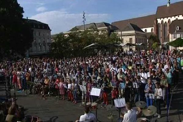 Le plus grand orchestre de clarinettes du monde, sur le parvis du théâtre de Bâle samedi après-midi