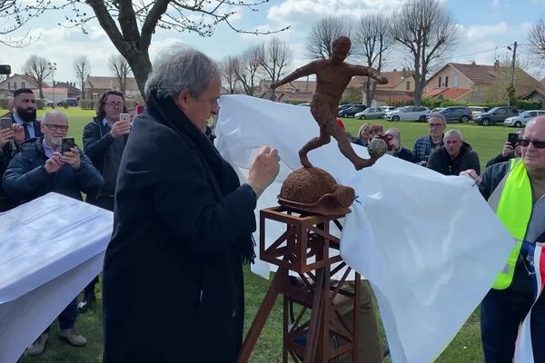 Un footballeur sur un casque de mineur, pour ne jamais oublier le passé glorieux des joueurs de Giraumont. Le monument a été inauguré ce 8 avril 2023 par Michel Platini.