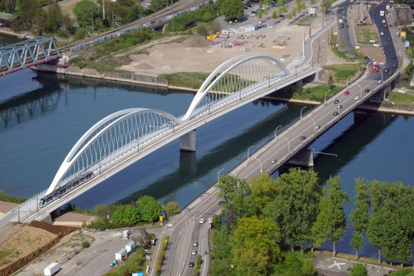 Le pont de l'Europe (à droite) a été construit après-guerre entre 1958 et 1960.