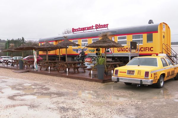 Un "diner" à l'américaine : un wagon-restaurant à Créancey en Côte-d'Or