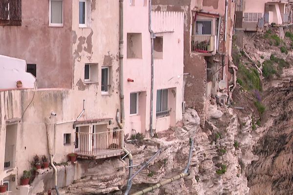 Édifiés depuis le 12ème siècle, 30 immeubles sont accrochés à la falaise.