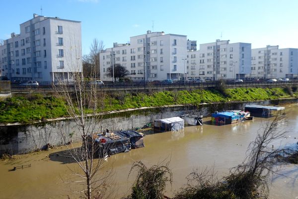 Inondation du campement des Albanais en bord de Garonne à Toulouse.