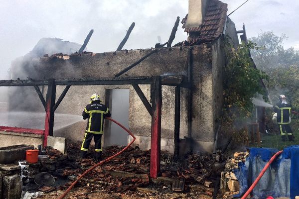 Le feu a totalement détruit la maison de Saint-Chels