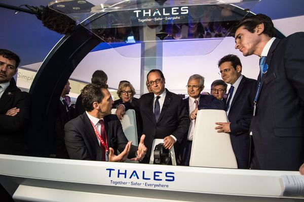 Le Président François Hollande sur le stand de Thalès au salon du Bourget 2015.