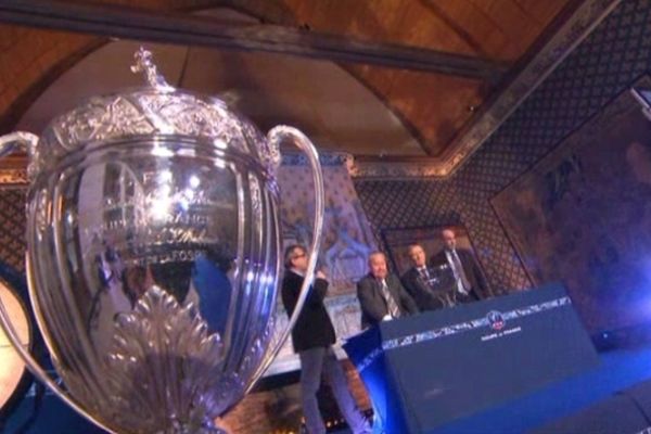 La coupe de France, remise au club vainqueur de l'épreuve.