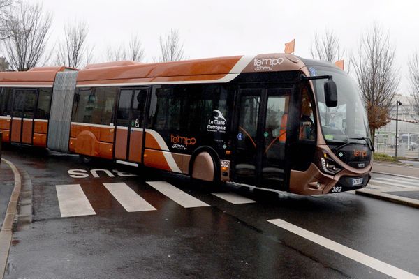 Illustration - un bus à haut niveau de service au Mans - archives.