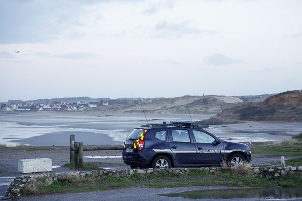 A Wimereux, un véhicule de police surveille la côte.