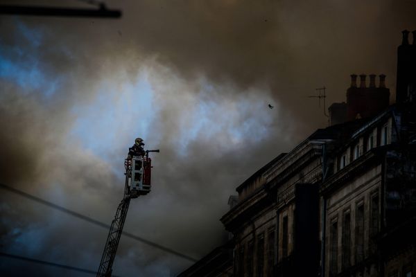 Un incendie s'est déclaré, dans le nuit du 19 septembre 2024, à l'étage d'une maison de Rodez (Aveyron). Image d'illustration.