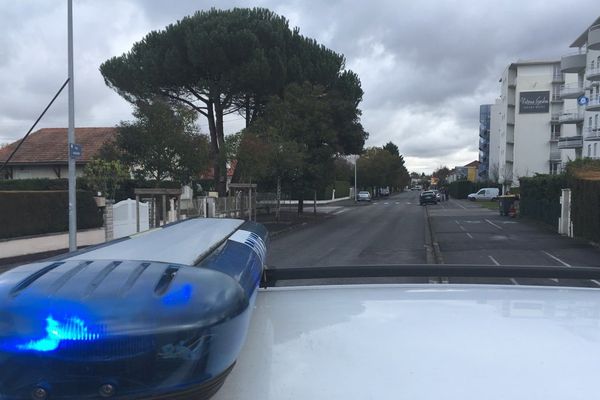 La rue Ronsard à Pau bloquée par les forces de police. 