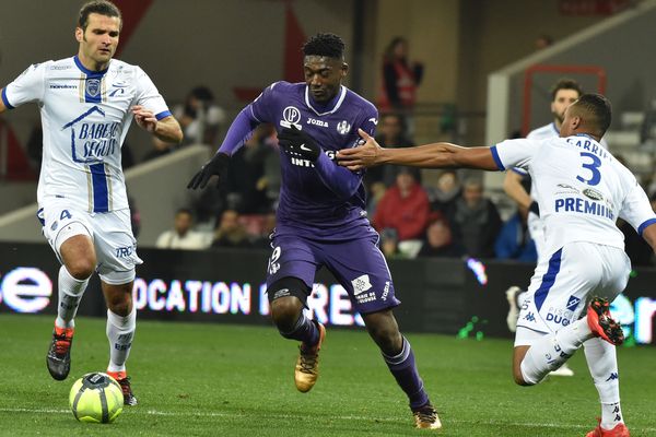 Yaya Sanogo, l'homme du match avec plusieurs belles occasions et le but de la victoire à la 12 ème minute.