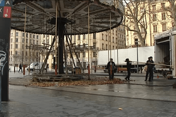 Lyon - Le démontage en cours du carrousel place de la République 