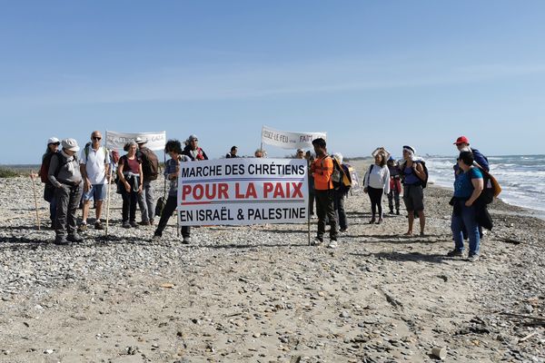 Une quarantaine de chrétiens marchent pour la paix en Israël-Palestine entre Villeneuve-lès-Maguelone et Frontignan. Samedi 6 avril 2024.