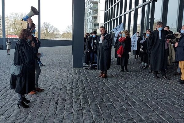 Mercredi 17 mars 2021, des avocats du barreau de Nantes dénoncent un incident lors d'un procès à Aix-en-Provence.