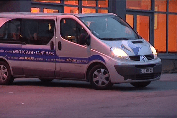 Voiture du lycée Saint-Joseph de Concarneau emmenant les parents des trois jeunes blessés à Londres à l'aéroport de Lorient