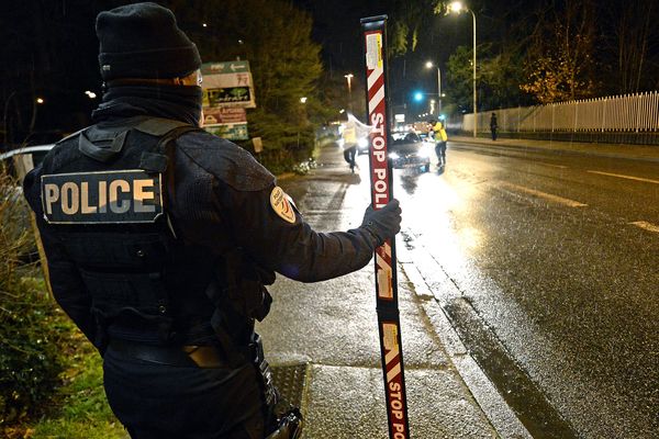 Un policier se jette à l'eau pour secourir le fuyard d'un contrôle routier.