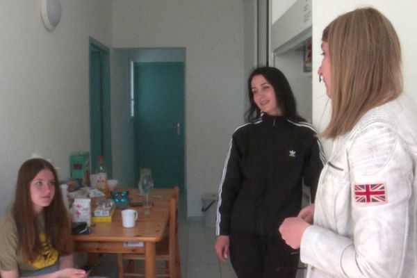 Dans ce camping de Bretignolles-sur-Mer en Vendée transformé en centre d’accueil temporaire 24 familles peuvent compter sur le soutien de Marianna étudiante et traductrice bénévole franco-ukrainienne.