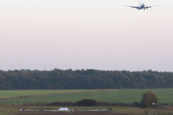 Une banderole de 400 m2 a été installée au bout des pistes de l'aéroport de Beauvais