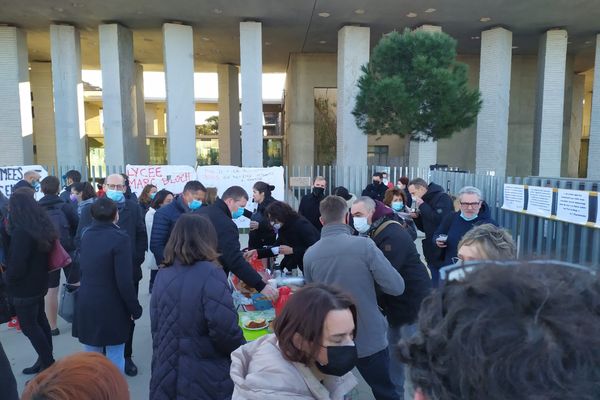 Manifestations d'enseignants et de parents d'élèves devant le lycée Marc Bloch de Sérignan.