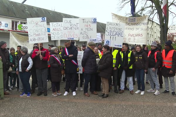 Une manifestation devant le siège du Conseil départemental du Loiret, à Orléans, contre la suppression de 32 500 euros de subvention pour l'association d'insertion sociale Respire, le 5 février 2025.