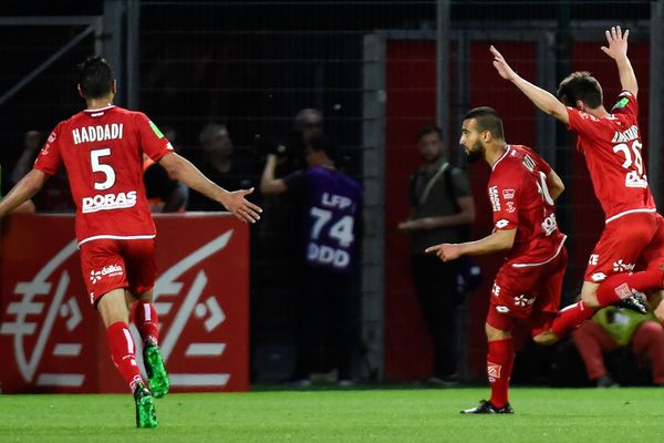 Les Dijonnais célébrant l'ouverture du score de Naïm Sliti à la 26e minute, le 2 juin à Gaston-Gérard à Dijon.