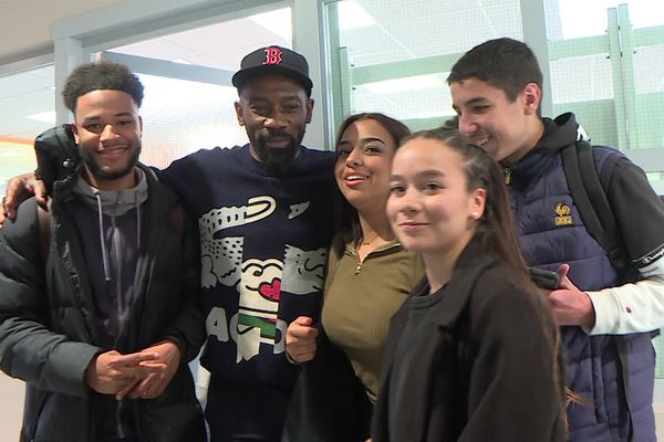 Le rappeur Passi se fait prendre en photo avec des élèves dans les couloirs du lycée Pierre Doriole de Périgny, près de La Rochelle, vendredi 12 mai 2023.