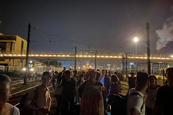 A trois heures du matin, les usagers du TER ont attendu deux heures un bus à la gare d'Ivry-sur-Seine pour rejoindre Orléans.