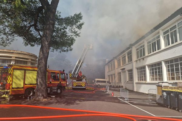 Une aile de l'école de police de Nîmes a partiellement été détruite par un incendie mercredi 28 août dans l'après-midi. Il n'y a pas de blessés.