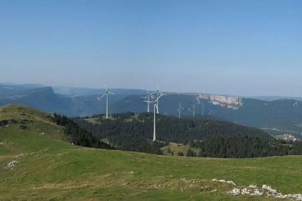 Le projet éolien suisse Bel Coster prévoit l'implantation de 9 éoliennes de 210 mètres de haut qui seraient installées sur les crêtes du Suchet.