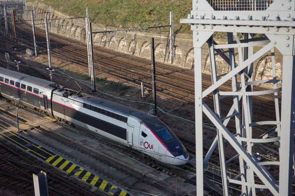 Illustration. Un TGV a percuté une voiture qui se trouvait au milieu d'un passage à niveau, entre l'Isle d'Abeau et Bourgoin-Jallieu.