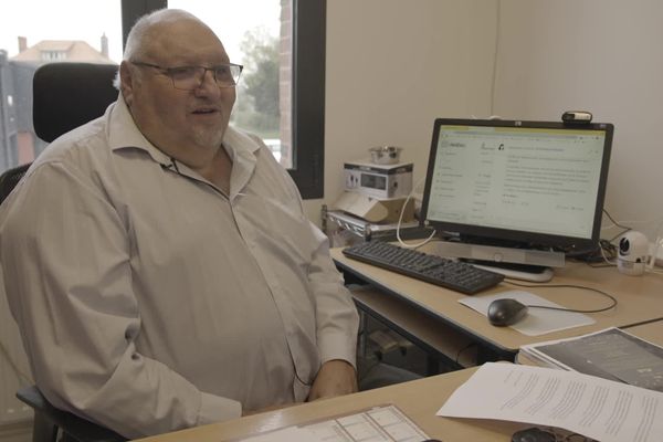 Jean-Marc Gaillon, maire de La Haye (Seine-Maritime), utilise l'intelligence artifcielle Délibia pour réaliser ses discours, trier ses dossiers ou encore faire des synthèses.