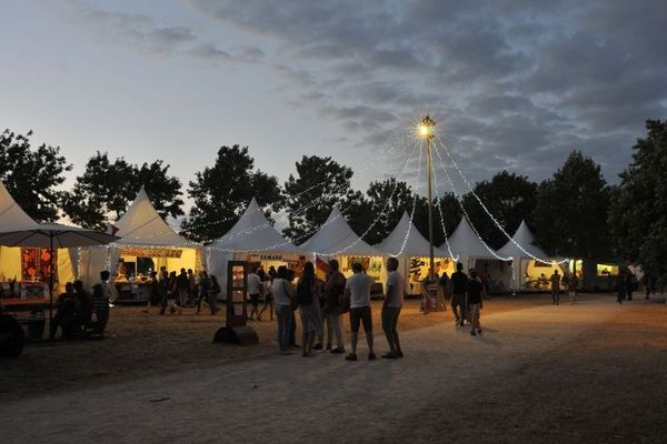 Un an sur deux, le festival se retrouve dans le quartier des Sablons, le long de la promenade Newton.