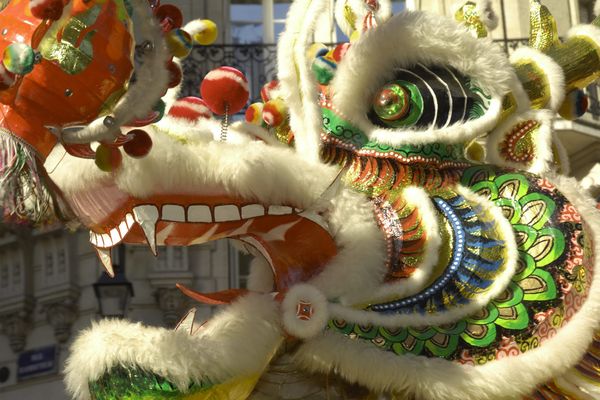 La danse du dragon accompagne traditionnellement partout dans le monde (ici à Paris) le nouvel an chinois.